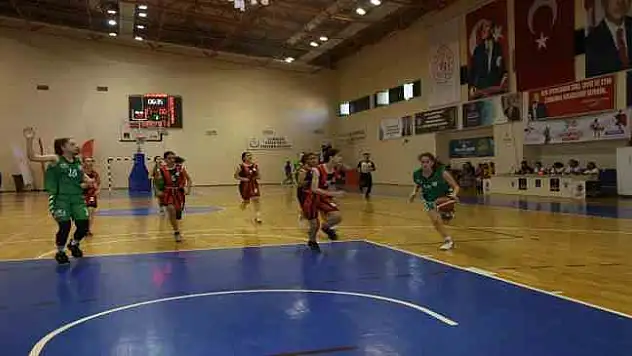 Yıldızlar ligi çeyrek final heyecanı Burhaniye'de yaşanıyor