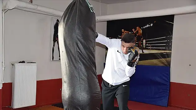 Kick boksta 3 Türkiye şampiyonluğu olan özel harekat polisi yeni madalyalar peşinde