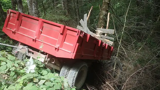 Yaşlı çift devrilen traktörün altında can verdi