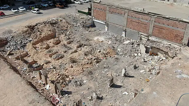 Enkazların yerini boş araziler aldı