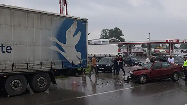 Terme'de otomobil tıra arkadan çarptı: 1 ölü, 2 yaralı