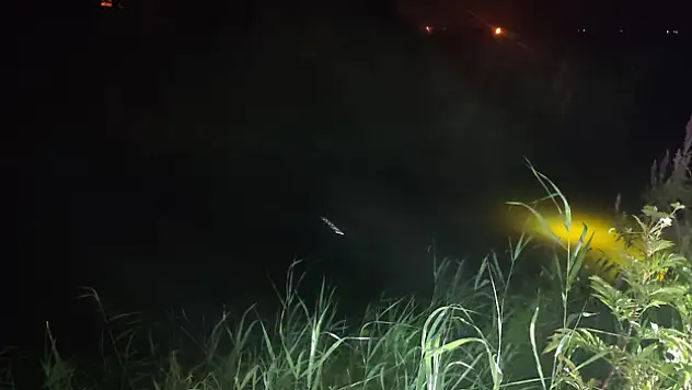 Dereye devrilen otomobilden sürücüyü vatandaşlar çıkardı