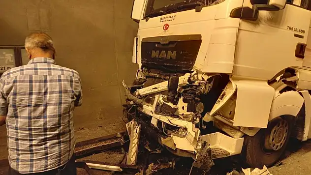 Tünelde tırlar çarpıştı