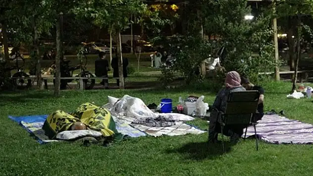 Peş peşe üç depremle sarsılan Malatyalılar park ve bahçelerde sabahlıyor