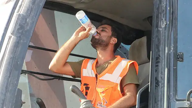 Enkaz kentte 45 dereceyi bulan Basra sıcağında zorlu yıkım