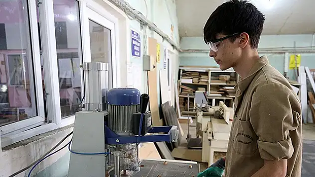 Yaz tatilinde de üretimin sürdüğü meslek lisesinde hedef 6 milyon lira ciro