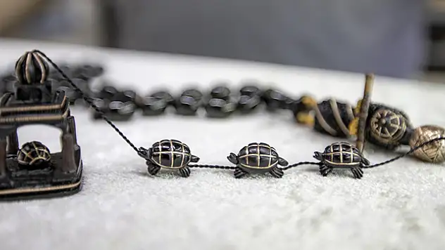 Oltu taşından tespihe 'Kaplumbağa Terbiyecisi'nden esinlenerek farklı bir imame yaptı