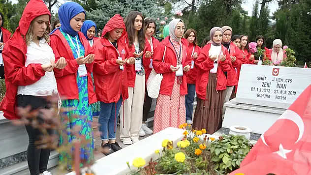 Gaziantep'ten Ordu'ya gelen kız öğrenciler şehit babasının fındığını hasat etti