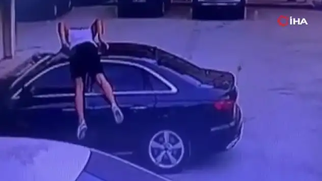 Örümcek adam gibi oto faresi...Sunroof'tan girip çaldı