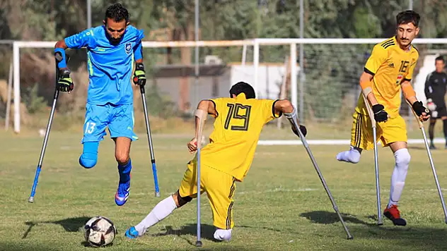 Irak'taki şiddet olaylarında uzuvlarını kaybedenler futbolla hayata tutunuyor
