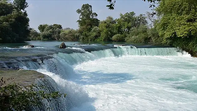 Antalya'da sıcaktan bunalanlar Manavgat Şelalesi'nde serinliyor
