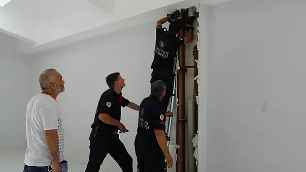 Tahliye borusuna sıkışan kedi için ekipler seferber oldu