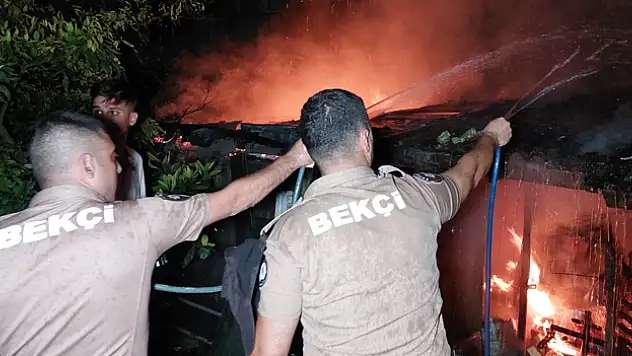 Baraka alevlere teslim oldu: Bekçiler hortumla su tuttu