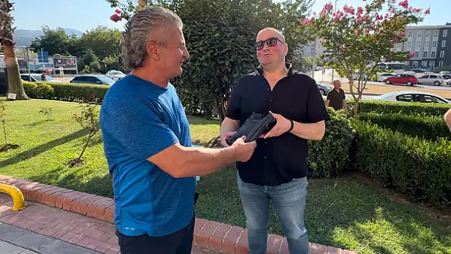 Yolda bulduğu para dolu çantayı sahibine teslim etti