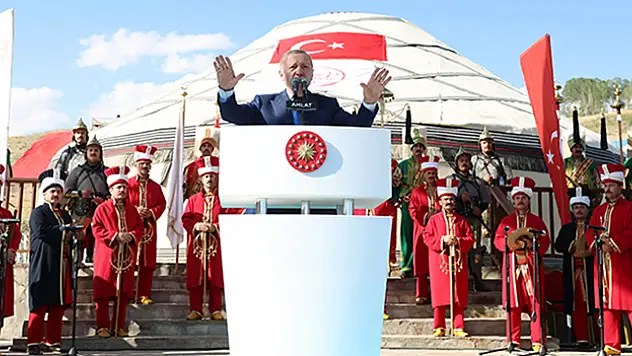 Cumhurbaşkanı Erdoğan: Ecdadın zaferlerini şeref madalyası olarak göğsümüzde iftiharla taşıyoruz