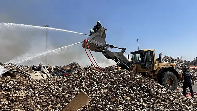 Kahramanmaraş'ta geri dönüşüm fabrikasında yangın çıktı