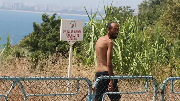 Antalya'da 'Tarzan' adam alarmı: Demirlere tırmandı, polislerden kaçıp şemsiyenin üzerine çıktı