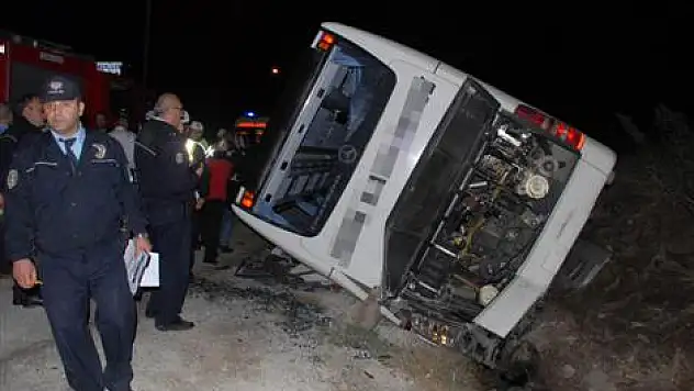 Yolcu otobüsü otomobil ile çarpıştı: 1ölü, 6 yaralı