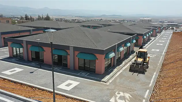 Nurdağı'nda inşa edilen 'çelikten çarşı'da sona gelindi