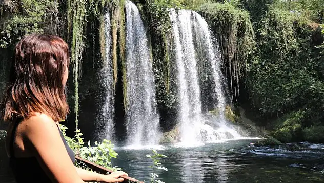 Kuraklığın vurduğu Düden Şelalesi taşıma suyla çağlıyor