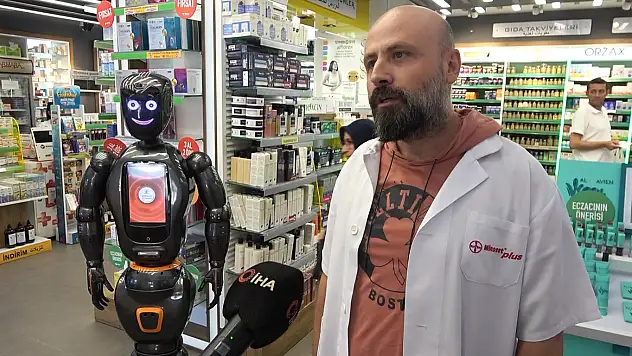 Türkiye'nin ilk yapay zekalı eczane teknisyeni robotu iş başı yaptı