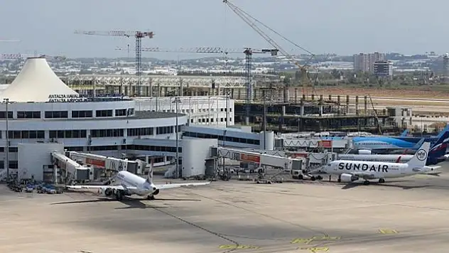 Rekor yolcu ağırlayan Antalya Havalimanı bir taraftan da yenileniyor
