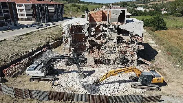 Müteahhit, depreme dayanıksız milyonluk sitelerini yıktırdı: Molozları elleriyle kırdı