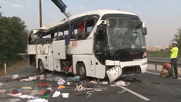 Düğün yolculuğu facia ile sonuçlandı: 1'i polis 6 kişi öldü, 42 kişi yaralandı