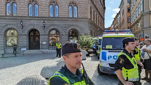 İsveç'te Kur'an-ı Kerim'e saldırıyı engellemeye çalışan 15 kişi gözaltına alındı