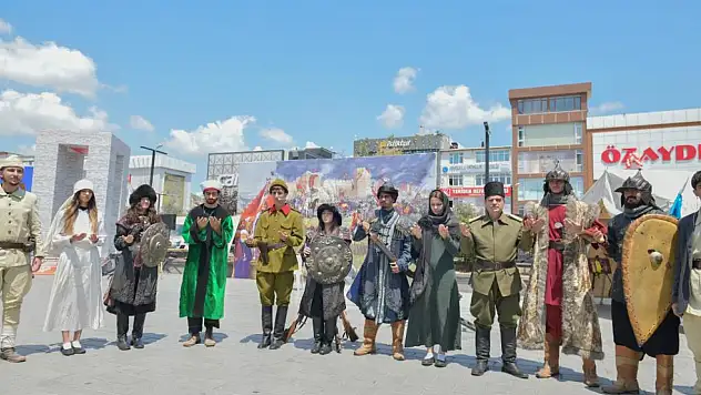 1071'den günümüze Türkiye tarihi sahnelendi