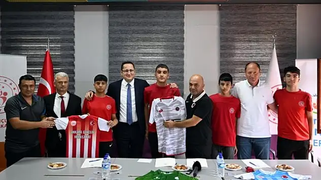 Sokakta keşfedilen futbolcular Gençlerbirliği'yle sözleşme imzaladı