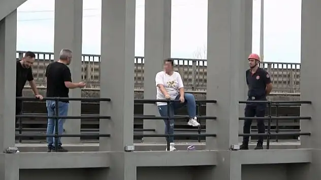 Eşinden boşanan kadın köprüden atlamak istedi