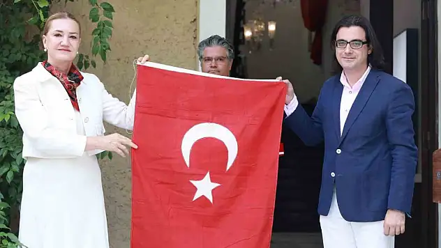 Türk askerini karşılayan 100 yıllık tarihi Türk bayrağı DEÜ'ye bağışlandı