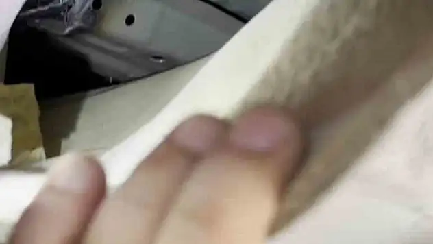 Otomobilin tavanını desteklemek için tahta kullanmışlar