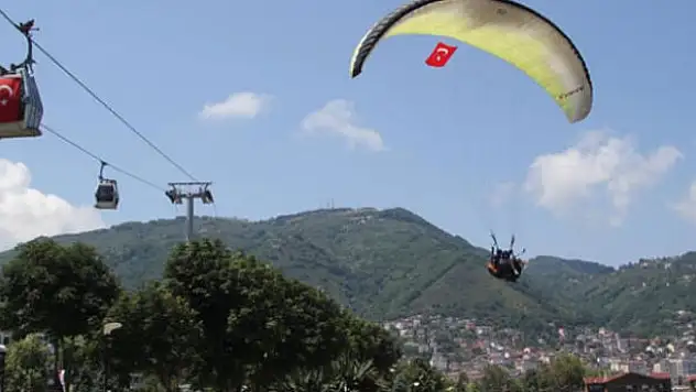 Ordu semaları yamaç paraşütleri ile renklendi