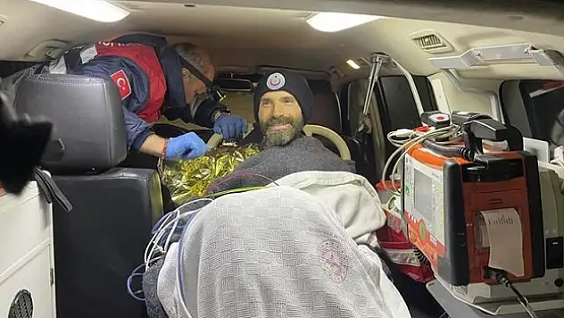 Mersin'de mağarada rahatsızlanan ABD'li dağcı tahliye edildi