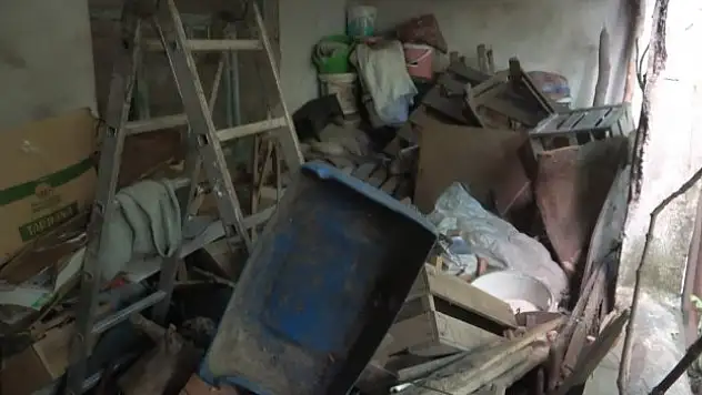 Kamyon kamyon çöp çıktı...Evini temizlettirmek istemeyen kadın arka arkaya beddua yağdırdı