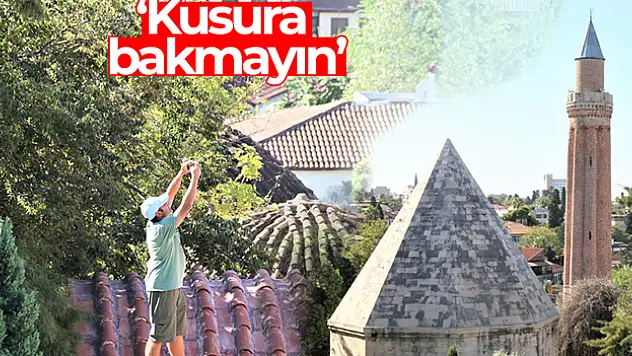 Fotoğraf çekmek için yasak dinlemeden tarihi yapının çatısına çıktı, hem şaşırttı hem güldürdü