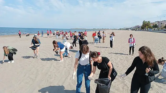 Günde 2 ton çöp toplanan sahili gönüllü olarak temizlediler