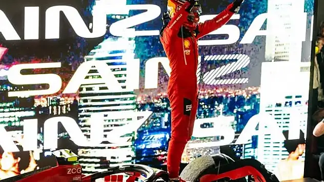 F1 Singapur Grand Prix'sini Carlos Sainz kazandı