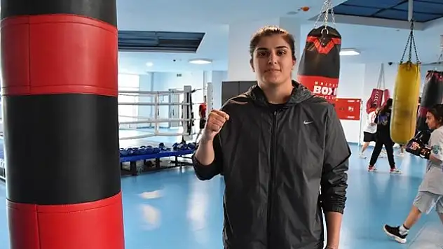Milli boksör Busenaz Sürmeneli, 2024 Paris Olimpiyatları için hazırlanıyor