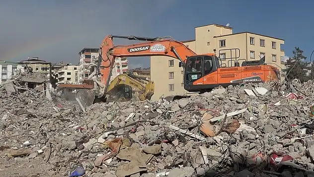 Depremde yıkılan ve 25 kişiye mezar olan bina ile ilgili eksik ve hatalı proje iddiası