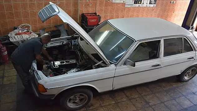 Trabzonlu usta 45 yıldır aynı marka otomobilleri tamir ediyor