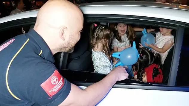 Trafik kazasından korkan çocukların yüzünü ambulans şoförü güldürdü