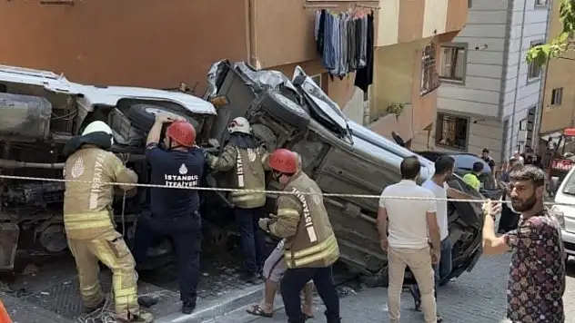 İstanbul'da kamyonet dehşeti kamerada: Ortalığı savaş alanına çevirdi