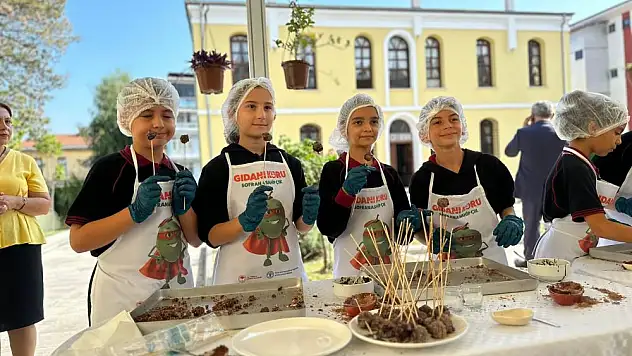 Artık ekmek ve keklerden çikolata topu yaptılar, israfa dikkat çektiler