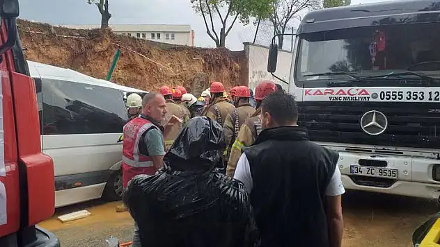 Pendik'te 2 araç, çöken istinat duvarının altında kaldı