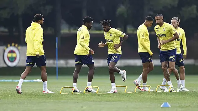 Fenerbahçe, Çaykur Rizespor maçı hazırlıklarını tamamlayarak kampa girdi