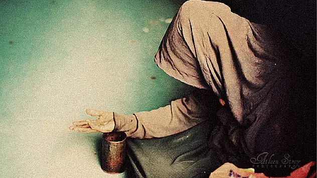 Dilencinin parasını gasp etti