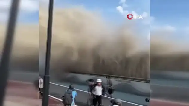 Çin'de kıyıya vuran dev dalgalar en az 2 turisti yaraladı